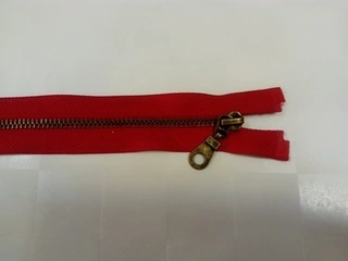 Kovový zip zdrhovadlo staromosaz 75cm - červený