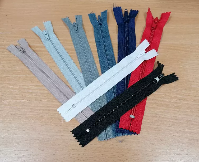 Spirálový zip zdrhovadlo do kalhot a sukně 22 cm - černý