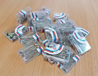 Špendlíky skleněná hlavička š3 - 30mm (3malé krabičky)