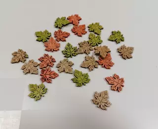 Dekorace D5 - dřevěné javorové listí 2cm (sáček = 24 ks) 