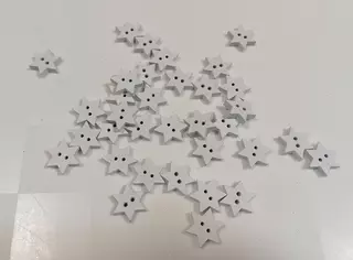 Dekorace D14 - dřevěný knoflík hvězdička 1,5 cm (bílý) 