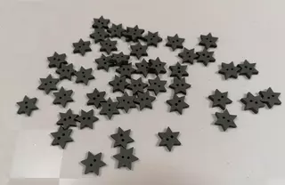 Dekorace D15 - dřevěný knoflík hvězdička 1,5 cm (šedý) 