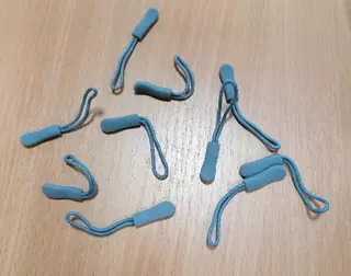 Poutko k zipu - šedé