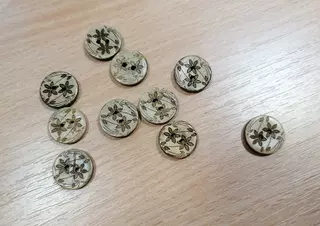 Kokosovy knoflik s květy 1,5 cm - 10 ks