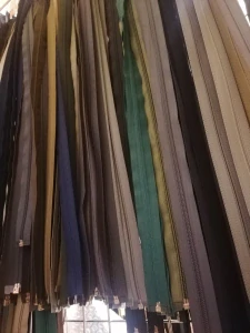 Spirálový zip zdrhovadlo pro středně těžkou konfekci 30 cm- bílý