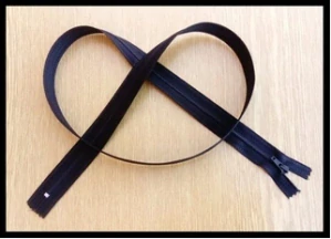 Zip cíchový 35cm - černý (skrytý)
